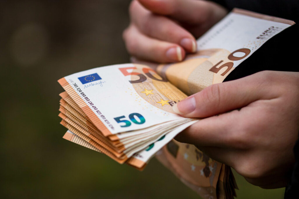 0 25 etato darbas kiek valandu vyras darbas kompiuteris ofisas pinigai eurai banknotai pinigu skaiciavimas rankos