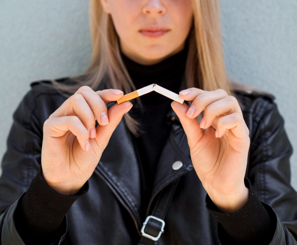 Cigarečių žalingo įpročio koncepcijos vaizdas iš priekio rukumo pertraukos darbe