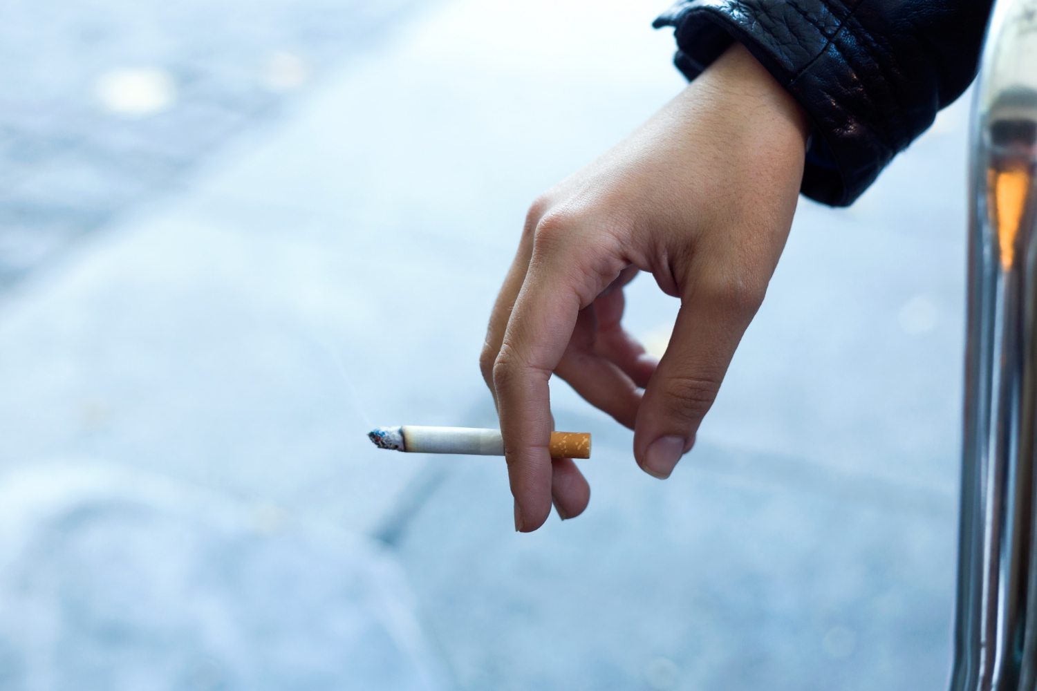 Moteris su cigarete gatvėje rukymo pertraukos darbe