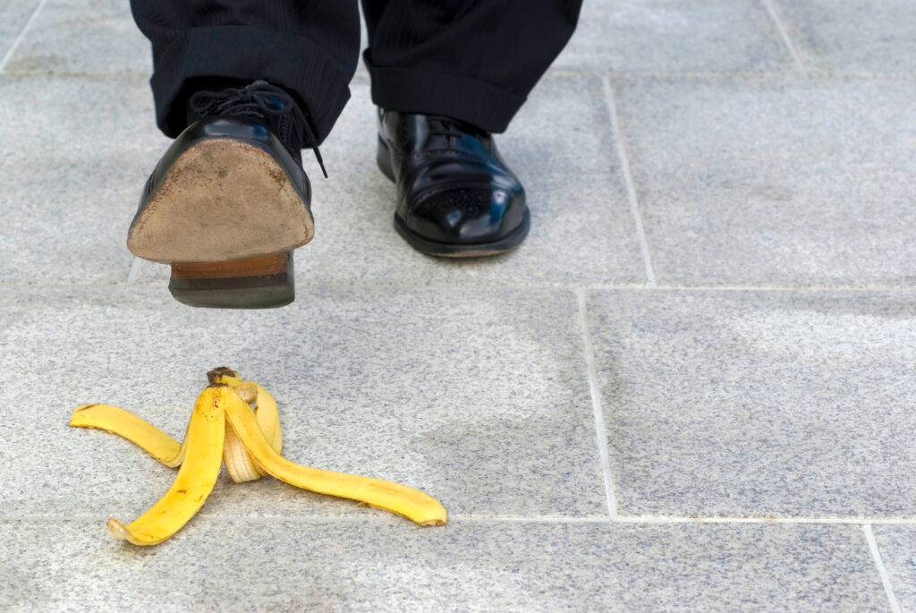 Vyras ketina užminti ant banano žievelės nelaimingi atsitikimai darbe