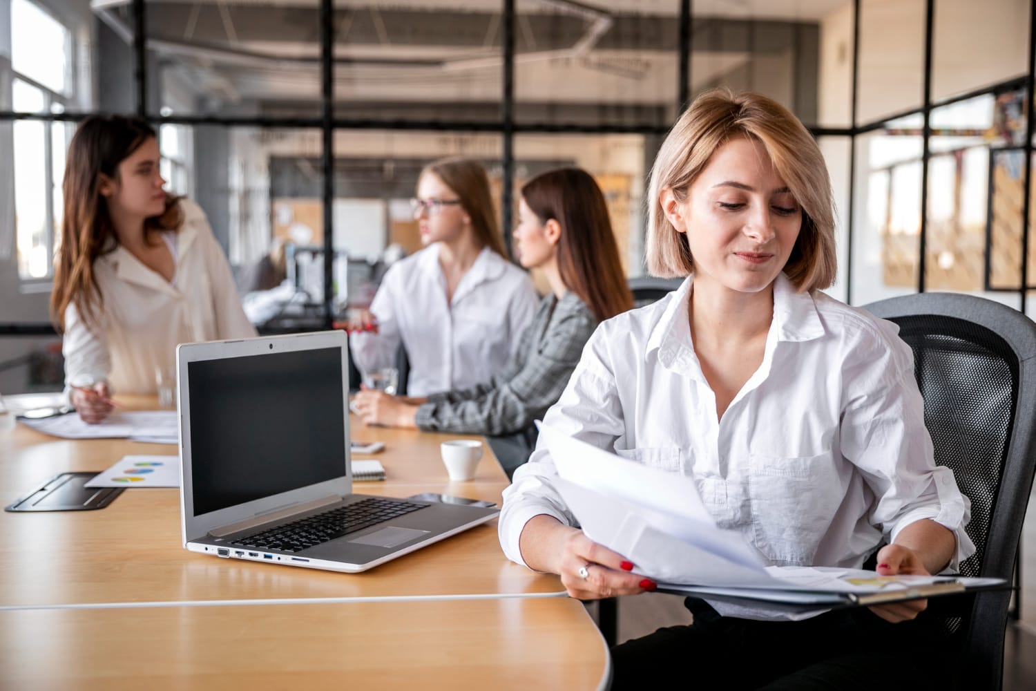 moterys ofiso darbuotojos dokumentai popieriai kiek reikia atidirbti iseinant is darbo