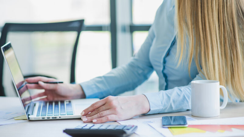 Sekretorė dirba su nešiojamuoju kompiuteriu kokie mokesciai dirbant puse etato