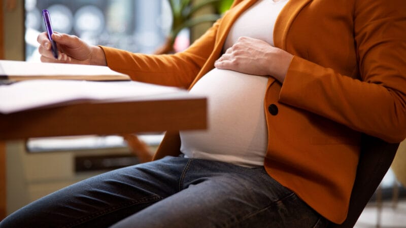 Jauna ir nėščia moteris darbe kada iseinama i dekreta