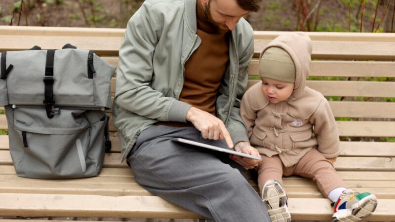 Jaunas tėvas su vaiku tevystes atostogos vyrams