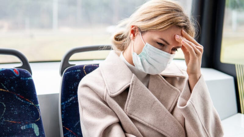 moteris su veido kauke vaziuoja viesuoju transportu kam priklauso nedarbo ismoka