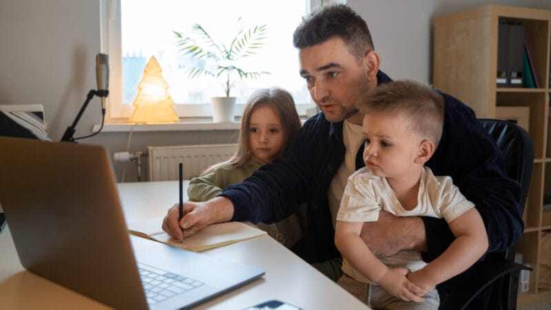 su vaikais namuose dirbantis tėvas tevystes atostogos 30 dienu