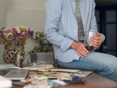 Neatpažįstama moteris sėdinti ant netvarkingo stalo ar bedarbio pasalpa ieina i darbo staza