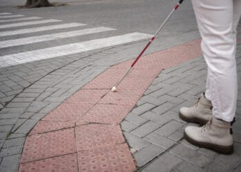 Aklasis vaikščiojantis po miestą su aklųjų lazdele