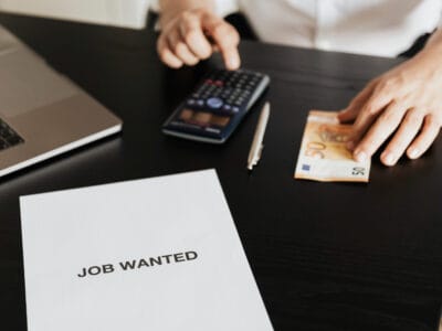 Bedarbis vyras skaičiuoja savo skolą kovid-19 pandemijos metu kaip apskaiciuoti nedarbo ismoka