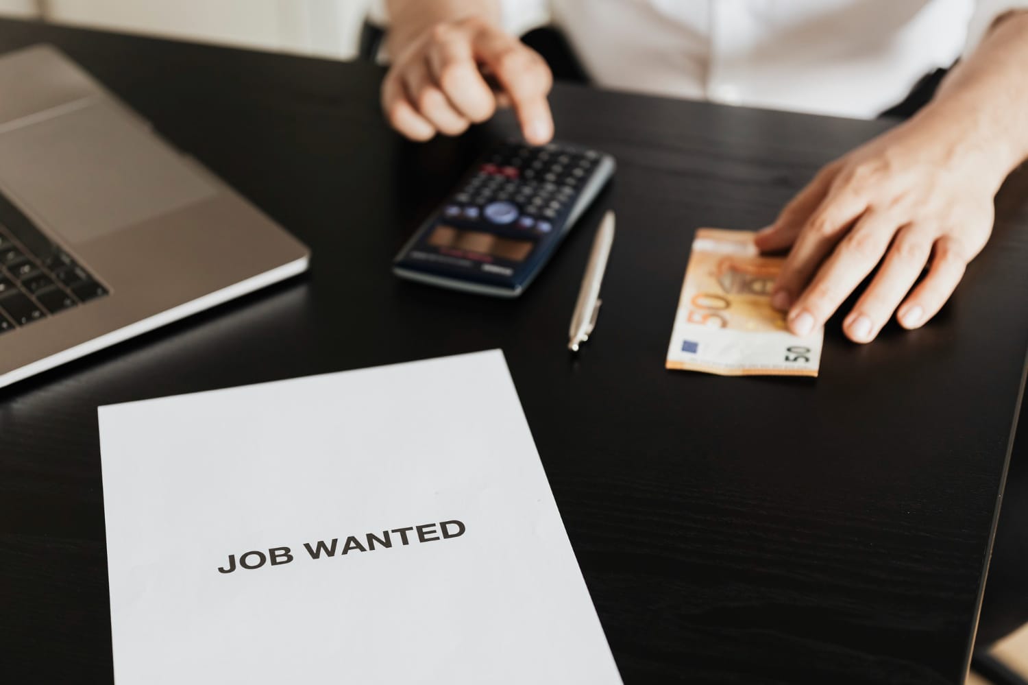 Bedarbis vyras skaičiuoja savo skolą kovid-19 pandemijos metu kaip apskaiciuoti nedarbo ismoka