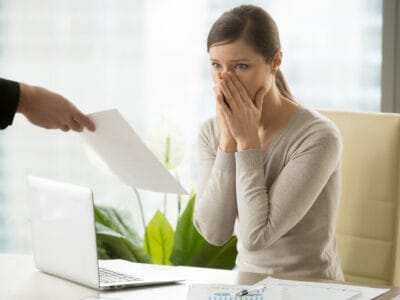 Darbdavys įspėja jauną moterį apie atleidimą iš darbo atleidimas iš darbo darbdavio iniciatyva