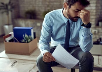 Jaunas nusivylęs verslininkas kuris po atleidimo iš darbo iš skausmo laikosi už galvos atleidimas už pravaikštas