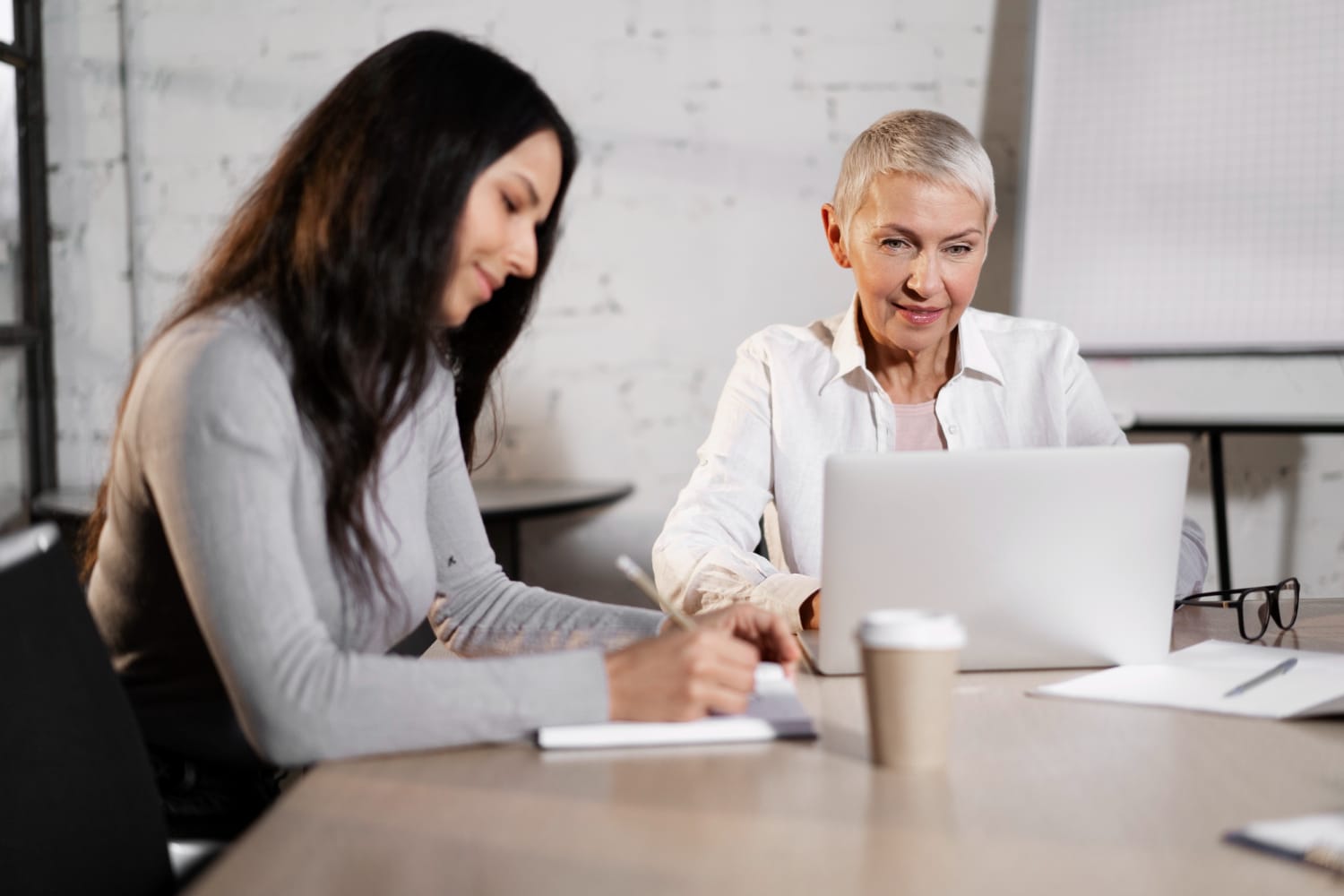 Kolegos kartu dirbantys prie projekto butinasis darbo stazas