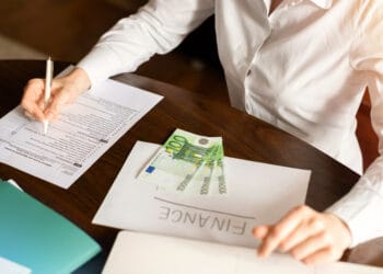 Moteris dirba su finansais ant stalo Pinigai dokumentai kiek kainuoja verslo liudijimas