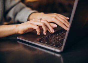 Moteriškos rankos rašančios kompiuterio klaviatūra kada nereikia moketi vsd