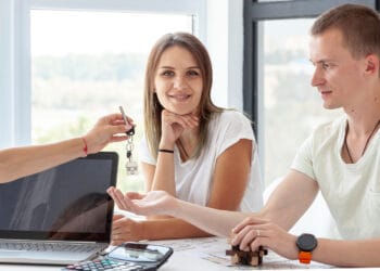 Poros priimančios naujojo namo raktus, vaizdas iš priekio