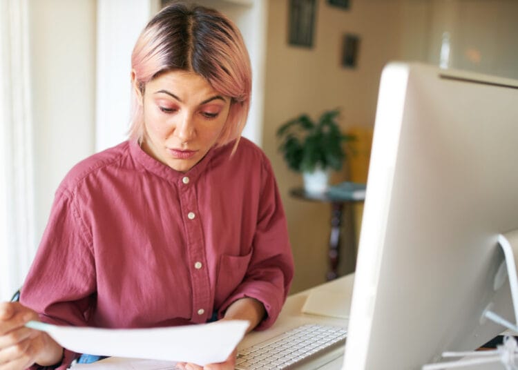Pozuojanti jauna moteris rausvais plaukais koks mano mokesciu moketojo kodas