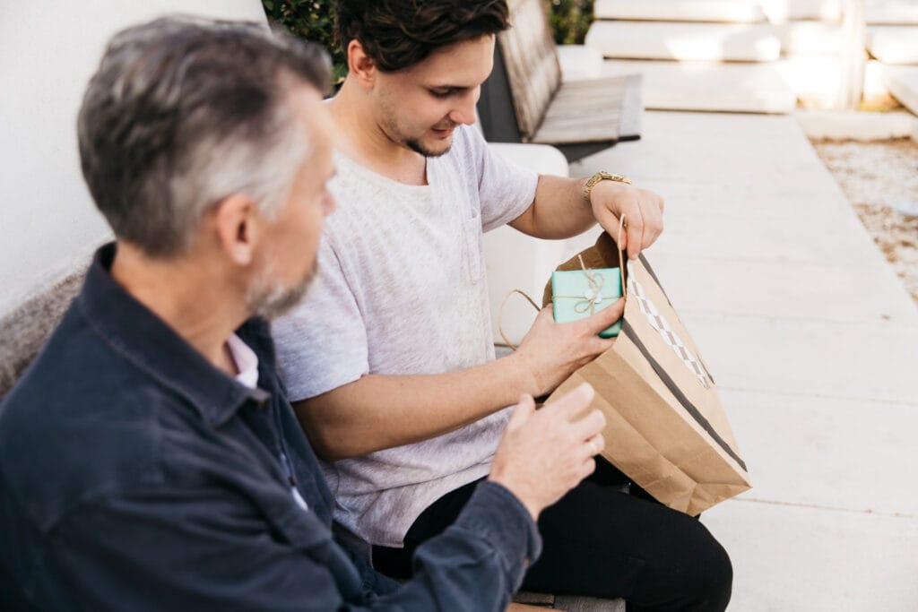 Tėvo dienos koncepcija su dovana kiek galima dovanoti pinigu be mokesciu