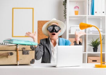 Vasaros atostogoms pasiruošusios moters portretas biure išėjimas iš darbo atostogų metu