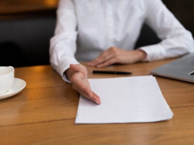 Verslininkas pasirengęs pasirašyti sandorį biure prašymas atleisti iš darbo savo noru