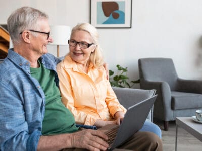 Vidutinis kadras vyresnio amžiaus pora su nešiojamuoju kompiuteriu kaip sustabdyti pensijos kaupima swedbank