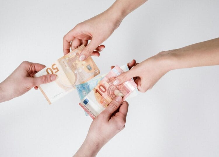 Asmuo laikantis 10 eurų banknotą kada sodra moka ismokas