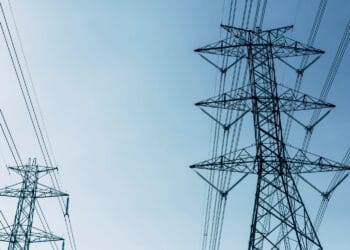 Aukštos įtampos elektros linijos mėlyname danguje