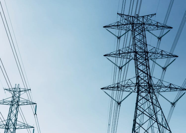 Aukštos įtampos elektros linijos mėlyname danguje