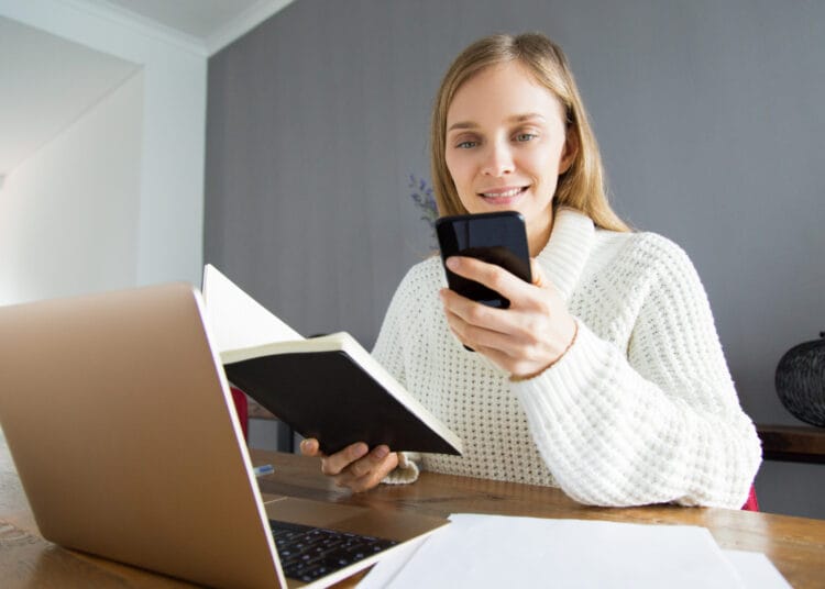 Besišypsanti gražuolė tikrina tvarkaraštį rašydama SMS žinutes kaip susimoketi psd internetu