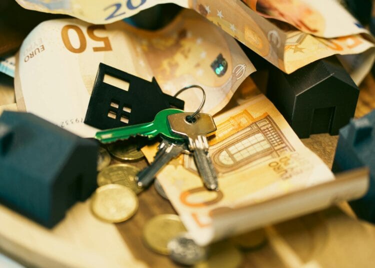 Euro monetos banknotai namų raktai ir modeliai kada mokamas nekilnojamo turto mokestis