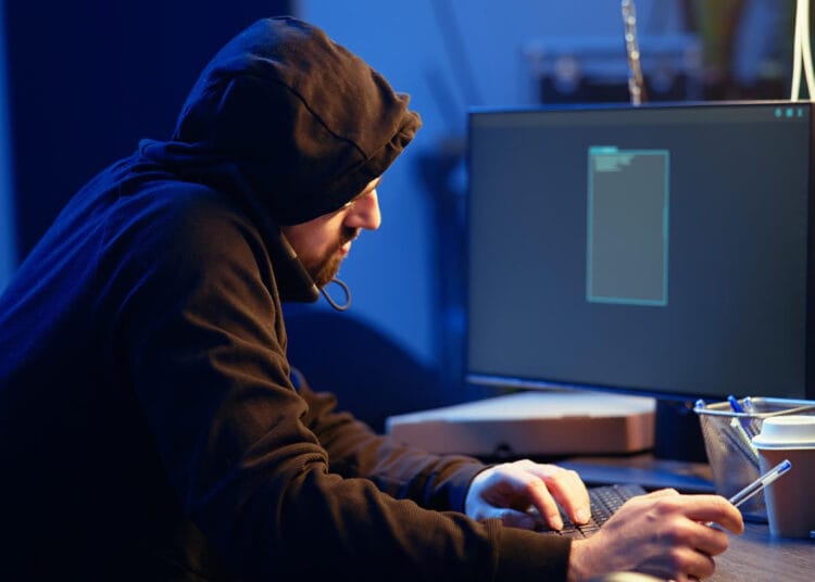 Hakeris apleistame sandėlyje kalbasi telefonu su partneriu