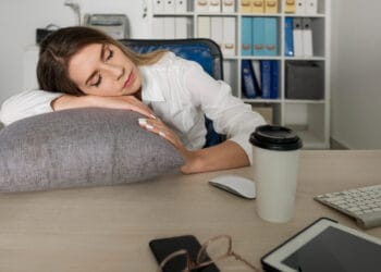 Jauna moteris miega darbe ant pagalves