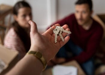 Jauna pora persikelia į naujus namus busto raktai