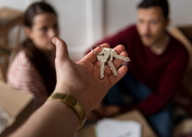 Jauna pora persikelia į naujus namus busto raktai