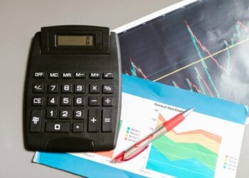 Juodasis skaičiuotuvas ant stalo