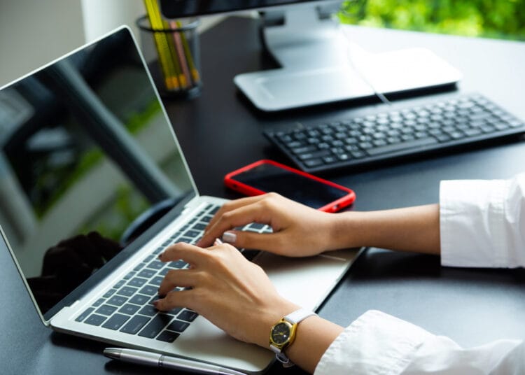 Moteriška ranka rašanti nešiojamojo kompiuterio klaviatūra kaip sumoketi vsd