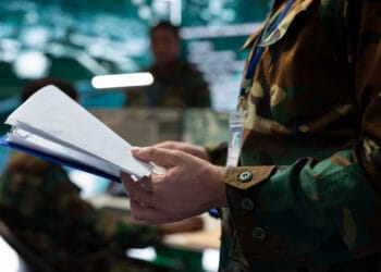 Pareigūnas analizuoja federalinės bylos medžiagą dėl naujos nacionalinės saugumo misijos karys kareivis