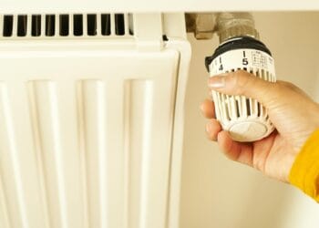 Radiatoriaus vožtuvą sukančio žmogaus ranka