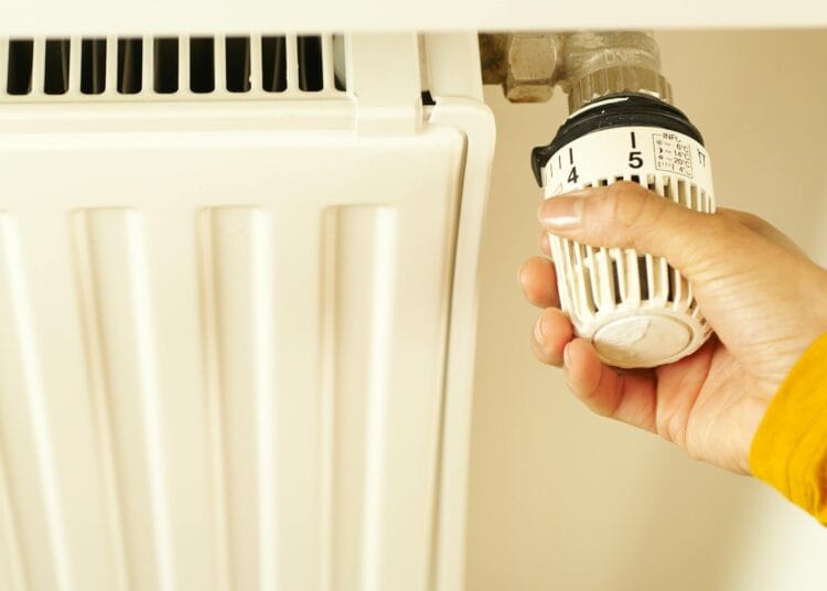 Radiatoriaus vožtuvą sukančio žmogaus ranka