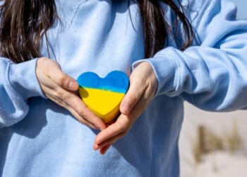 Ukrainos vėliavos spalvos širdis moterų rankose