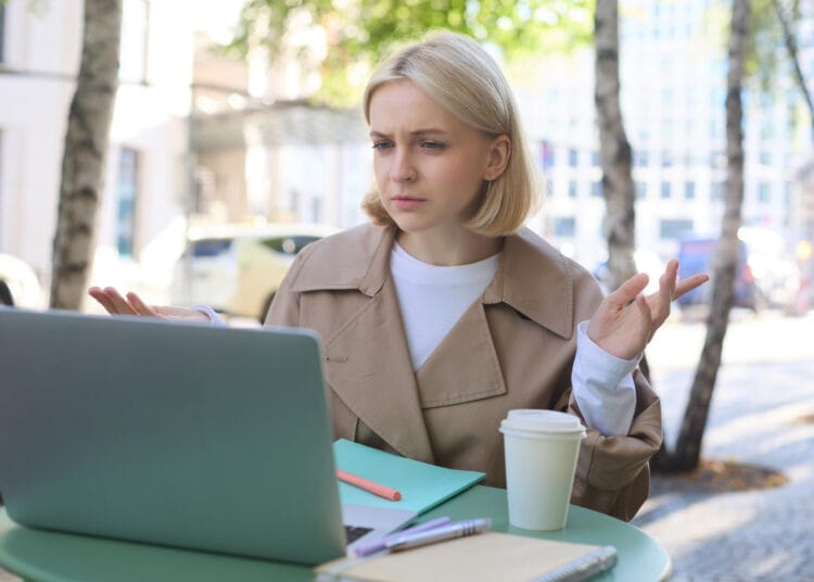 Vaizdas moteris su sumišęs veidas žiūri į nešiojamąjį kompiuterį darbo nuotoliniu būdu pokalbiai su kažkuo kada nereikia moketi psd