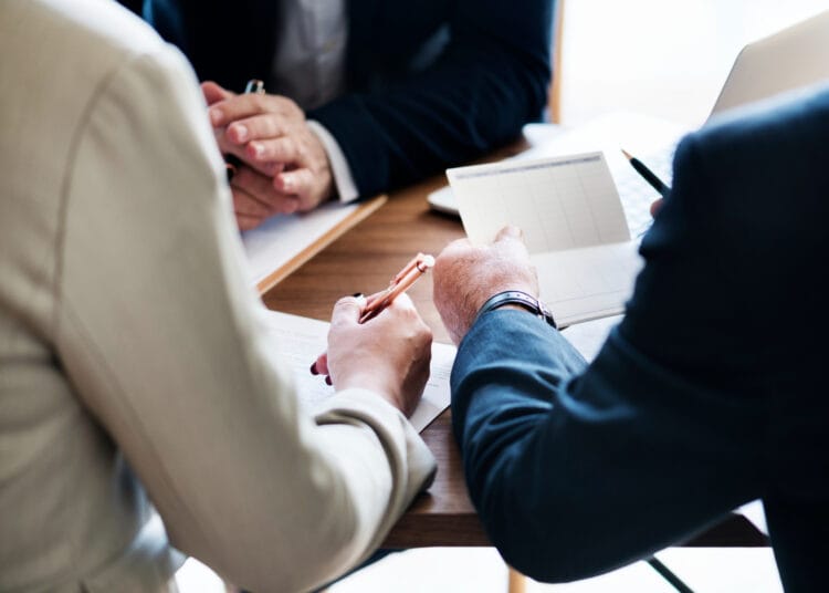 Verslo žmonės investuojantys į verslo pradžią