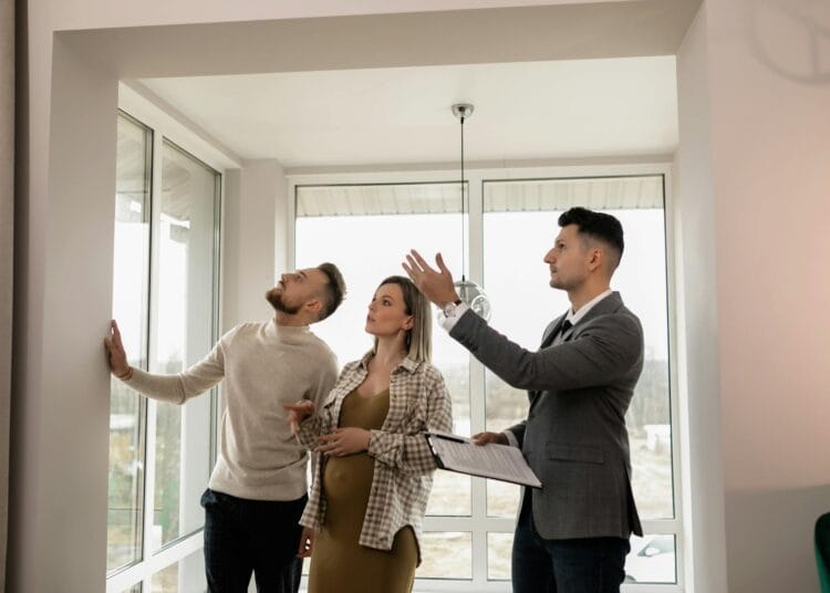 Žmonės apžiūrintys namą nekilnojamas turtas butas
