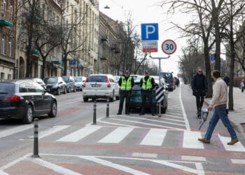 policijos pareigunai stebi pesciuju pereja pesciasis dviraciu takas
