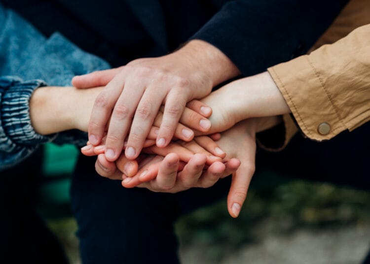 Draugų kompanija atsipalaiduojanti parke kaip atidaryti mb