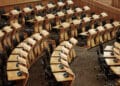Horizontalus kadras kuriame matomi stalai Škotijos parlamento pastato viduje seimas