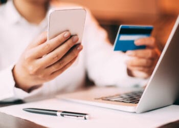 Moteris atsakinga už kreditines paslaugas ir išmaniųjų telefonų pardavimą kaip papildyti paypal saskaita