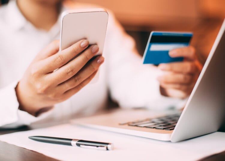 Moteris atsakinga už kreditines paslaugas ir išmaniųjų telefonų pardavimą kaip papildyti paypal saskaita