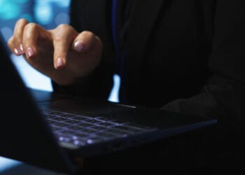 Programuotojas serverių centre tikrina atkūrimo planą nešiojamajame kompiuteryje