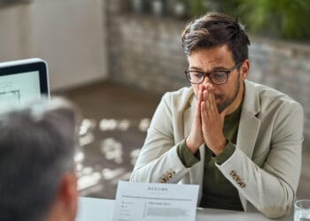 Sutrikęs jaunas vyras jaučiantis neapibrėžtumą darbo pokalbio metu biure